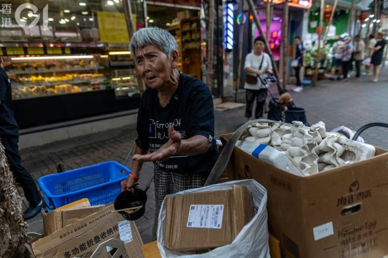 70余岁兰姐在葵芳智芳街一带收集纸皮。