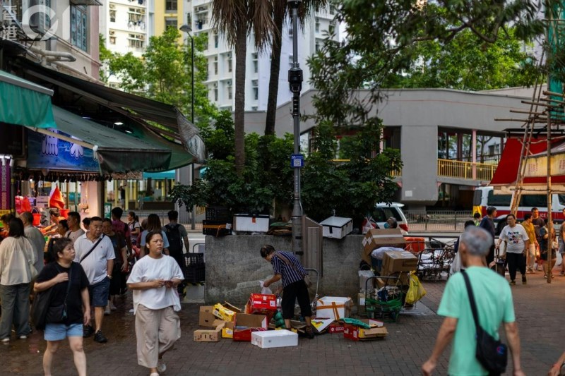 现时政府规定,废纸回收商须以不低于每公斤0.65元,向拾荒者收购废纸,惟近日纸皮价跌。