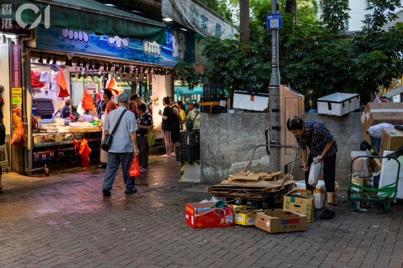70余岁兰姐在葵芳智芳街一带收集纸皮。