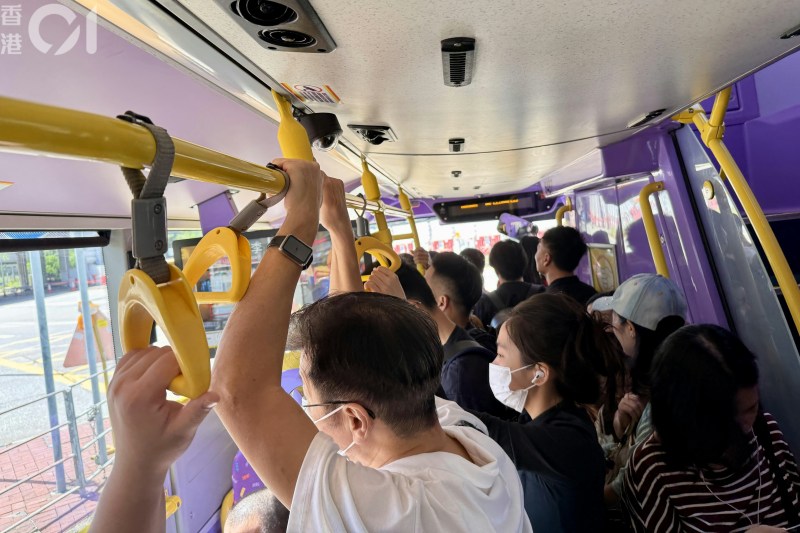 B13巴士驶经29个车站后已「爆满」,车厢站满乘客,只剩余车头司机位置旁少量企位,虽然记者及部份乘客奋力挤进车厢内部,惟仍有排队乘客未能顺利上车。