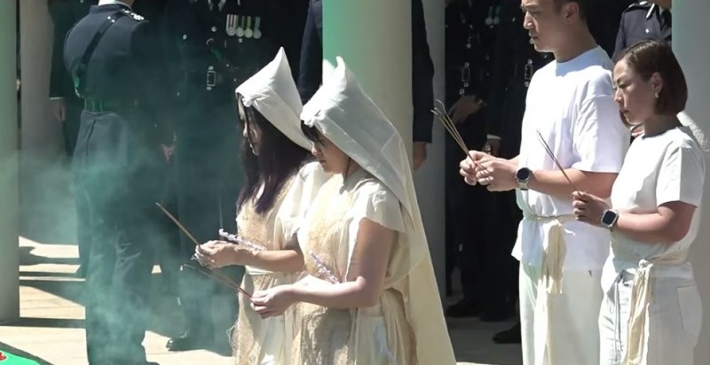 家属在墓穴前上香拜祭。