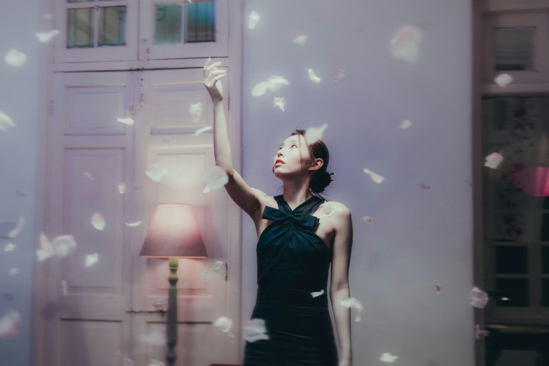 《葬花辞》她同样参与填词,「今次我都有份填词,不过揾咗郑敏老师帮手,因为今次比较高难度,第一次试古典啲、小调式音乐,所以想填出古典味重嘅词。」