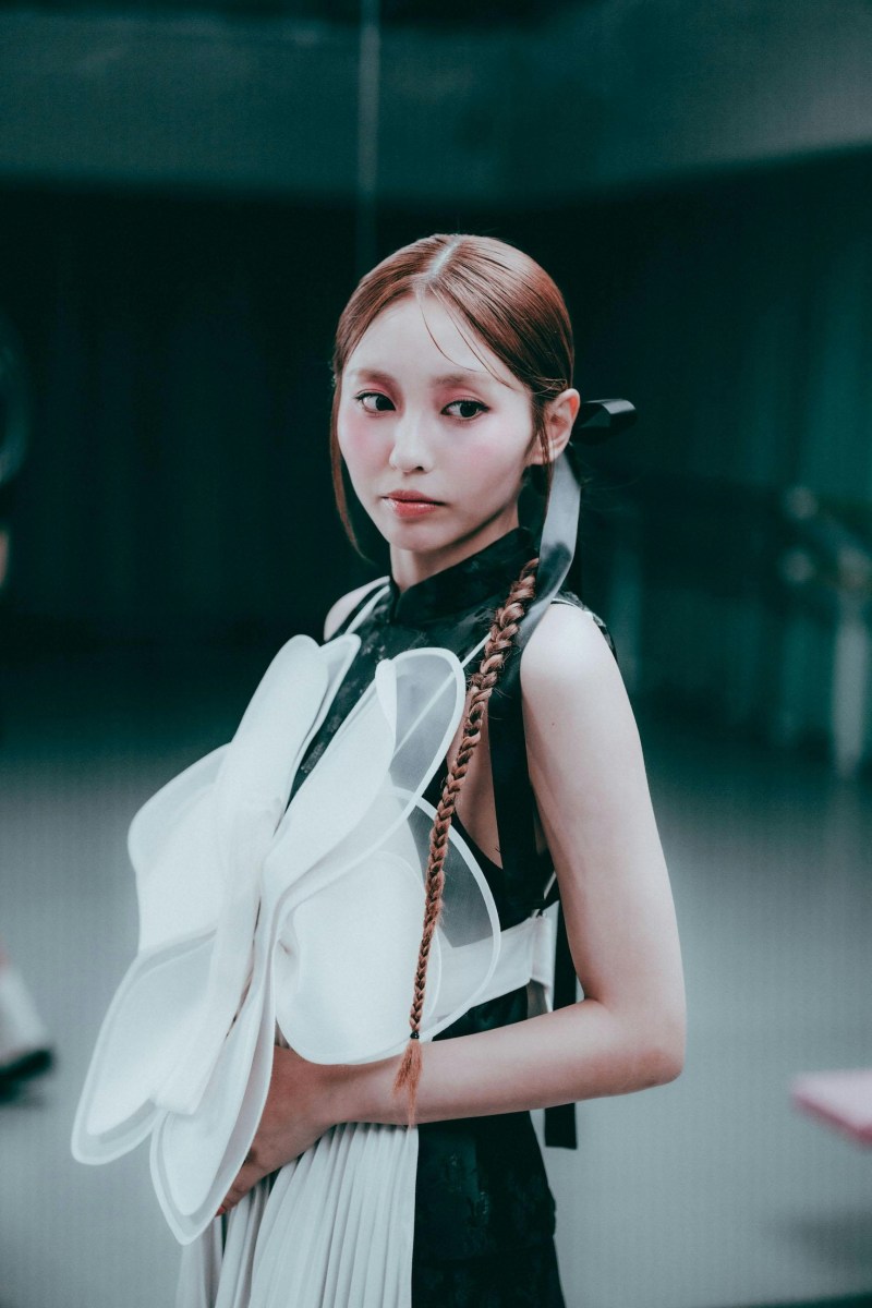 《葬花辞》是Ivy本年最后一首推出的个人单曲,她希望来年会有更多不同风格的尝试:「个人单曲上,我拣Demo时,会拣啲自己有兴趣又未试过嘅曲风,而下年嘅Demo已经拣,比今年3首歌会较轻快啲,可以留意下年活泼啲嘅雅琳。」