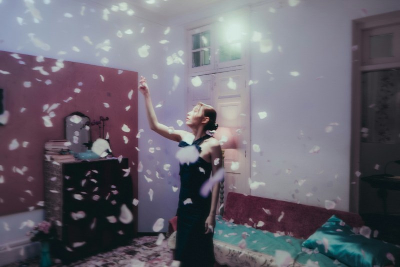 歌曲关于一段苦恋,讲述一个坚强女仔,爱上一个不应爱的人,最后就像葬花般凄惨,Ivy表示:「一听到Demo时,好快就觉得首歌系讲一段苦恋、一个遗憾,最后选择用葬花呢个词嚟贯穿成首歌。」