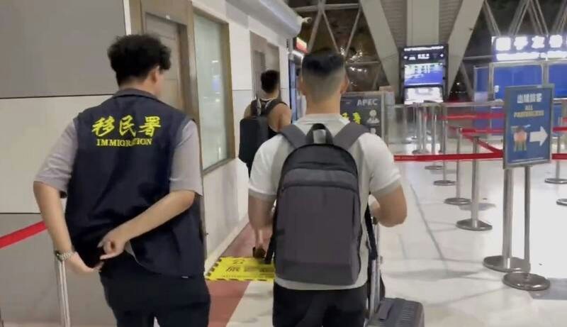 中国内地网红「Berlin柏林阳光」(中)及外籍丈夫(右)以观光名义赴台,宣传「天使计划」招揽辅助生育服务「拥有自己的孩子」,遭逮获后驱逐出境。