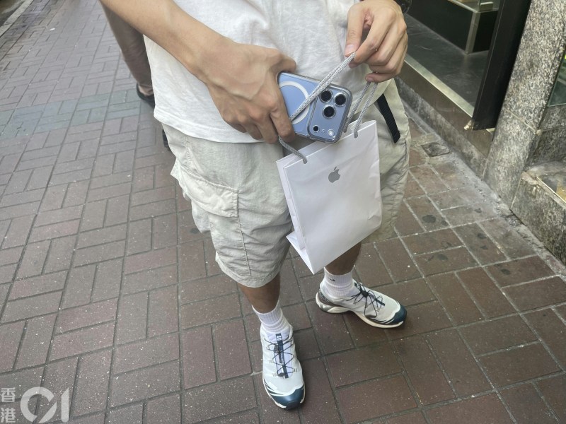 喜爱港版手机的陈先生专程来港购买,上月才买了iPhone 18自用。