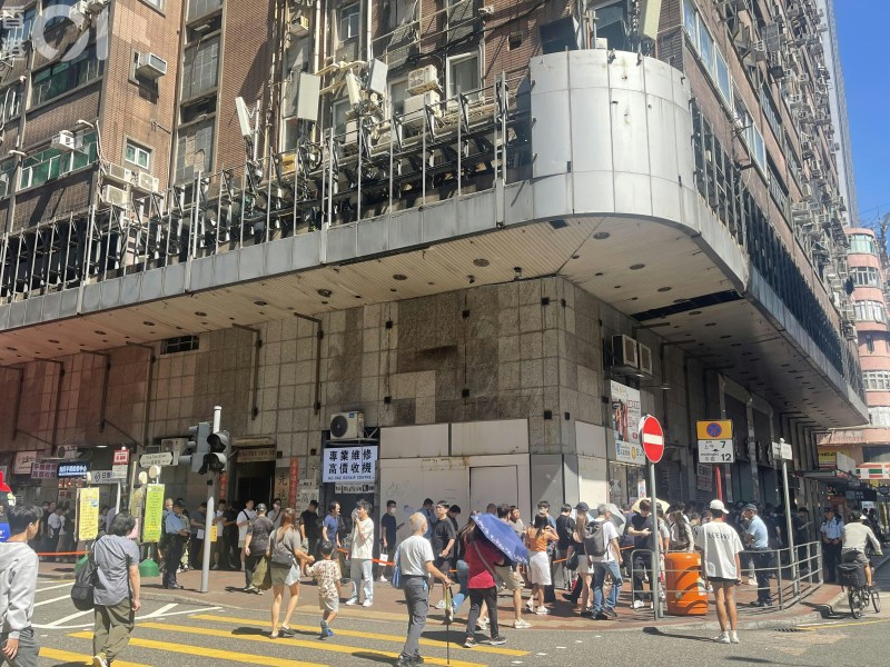 iPhone Duo二手交易现况:先达广场排队热潮与星光白2TB低价差分析 iPhone Duo二手交易现况:先达广场排队热潮与星光白2TB低价差分析