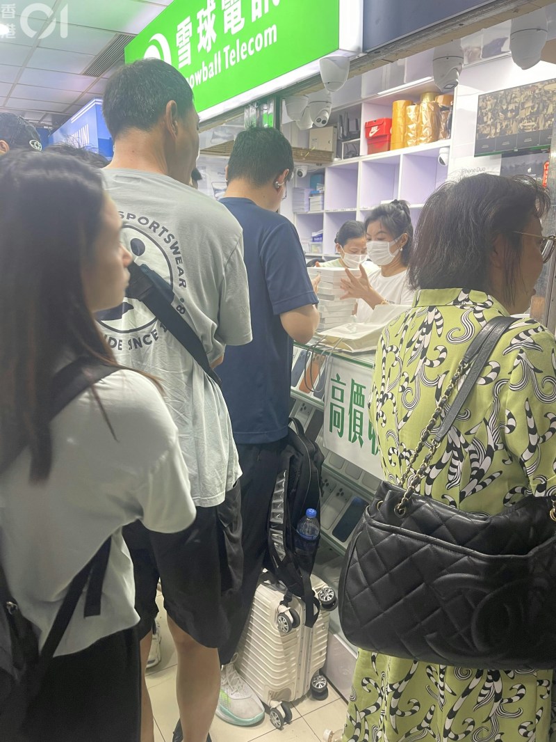 有人以行李箱携带了九部iPhone Duo,一次过放售。
