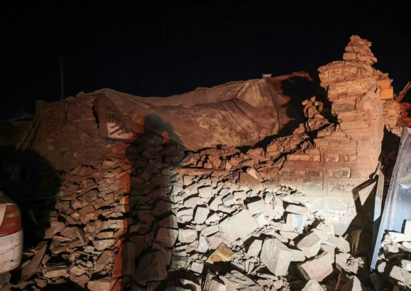 地震发生后,救援部队全力开展抢险搜救、伤员救治等各项抗震救灾工作。(西藏日报)