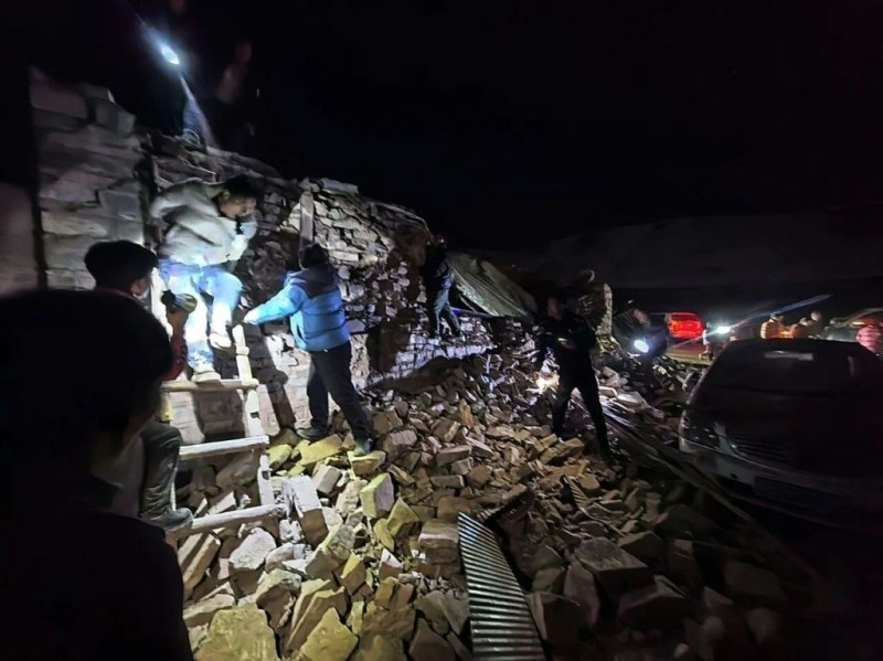 地震发生后,救援部队全力开展抢险搜救、伤员救治等各项抗震救灾工作。(西藏日报)