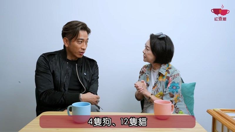 吴卓羲坦言现时家中有4只狗和12只猫作伴。(YouTube@红查馆)