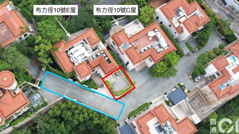 布力径10C及E屋均涉僭建,当中E屋除在僭建前院(红框),僭建更延伸出屋外马路,在地底建千呎泳池(蓝框),图为2025年7月还原工程前状态。