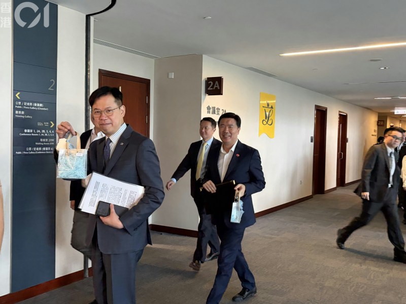 为庆祝麟儿出生,何敬康夫妇亦在会议室外准备了一批小礼物,赠予议员同事。(林彦汛摄)