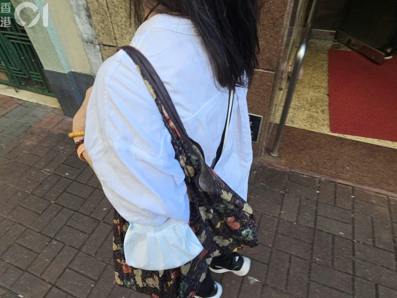 业主梁小姐担心若拒绝进行工程恐会违约。