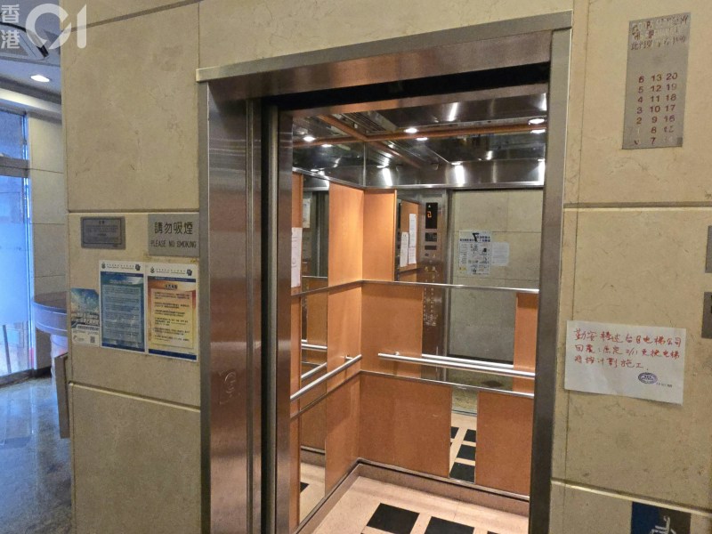 嘉庆苑为单幢式住宅,只有一部升降机并仍然正常运作,未见被封闭和其他工程进行。