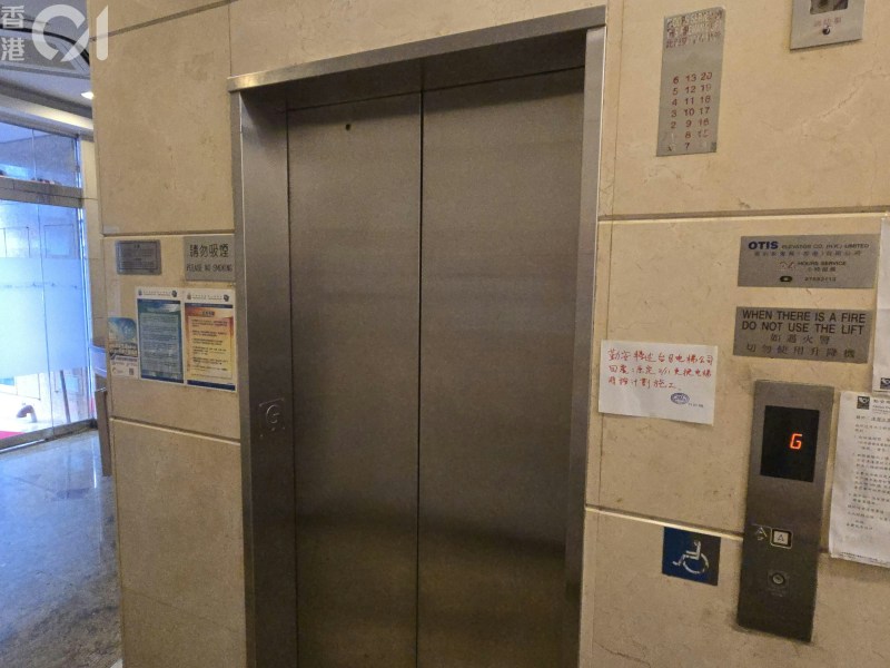 嘉庆苑为单幢式住宅,只有一部升降机并仍然正常运作,未见被封闭和其他工程进行。