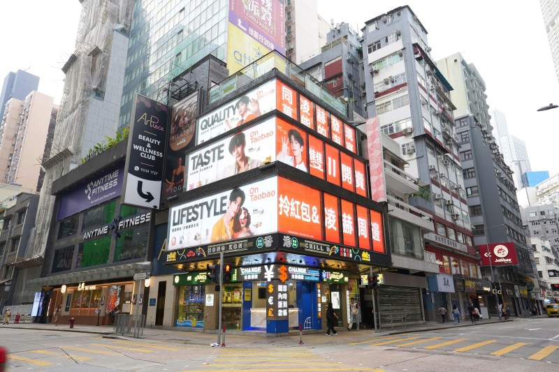 张凌赫主题户外打卡位遍布铜锣湾罗素街、港铁铜锣湾站扶手电梯、时代广场勿地臣街、恒生尖沙咀大厦、旺角新之城、旺角亚皆老街大屏幕及尖沙咀加拿分道,粉丝可到场拍照留念。