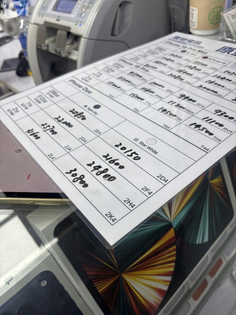 雪球电讯于夜晚7时30分的价单,星光白2TB版本水位升至2,801元。