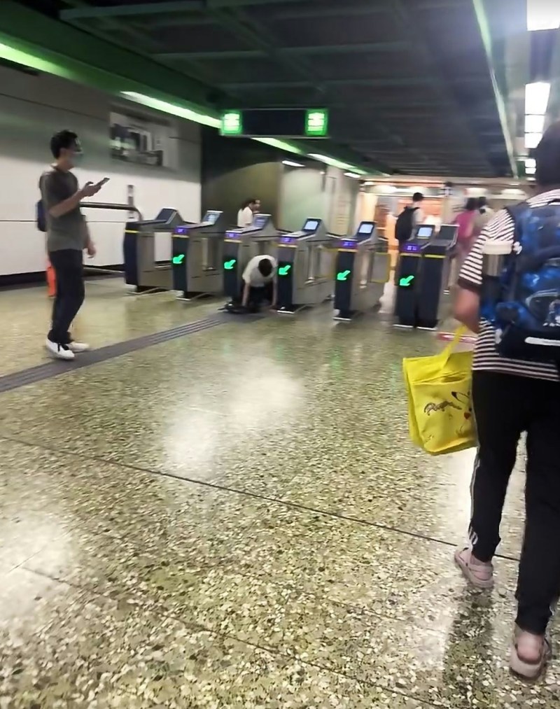 港铁炮台山站男子翻越闸机进出引争议,法律风险解析 港铁炮台山站男子翻越闸机进出引争议,法律风险解析