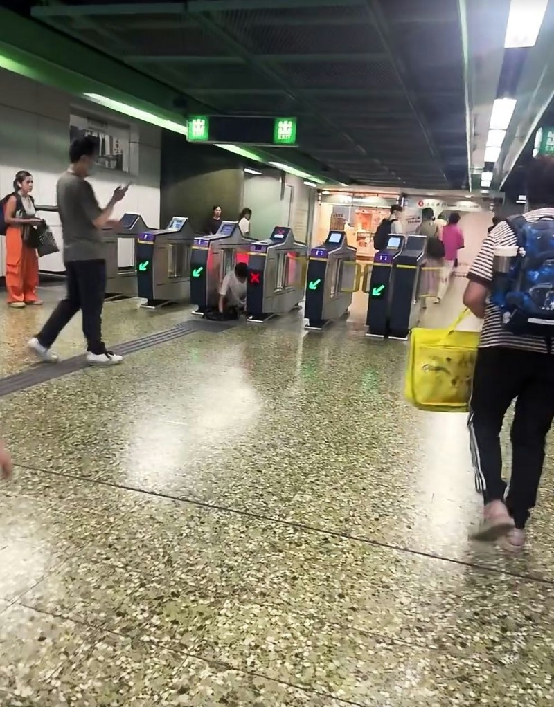 闸机感应到有人「捐闸」,亮起红色交叉灯号。