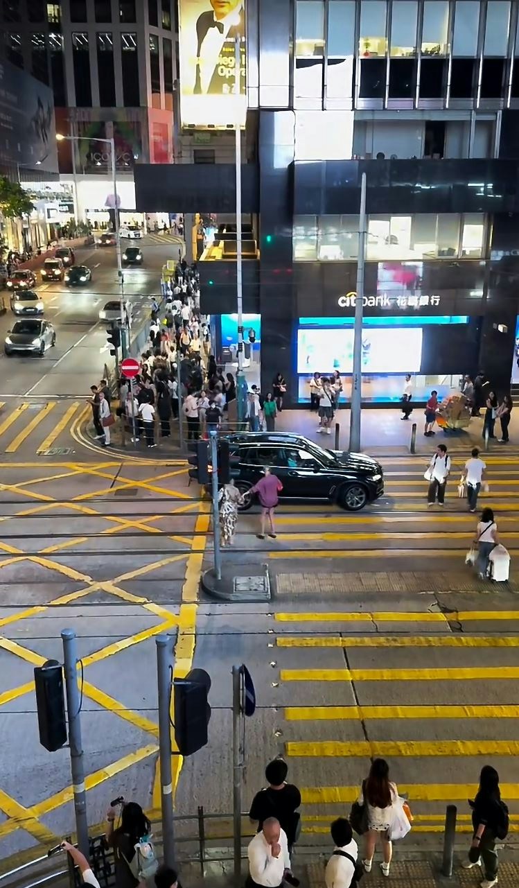由于当时毕打街和德辅道中交界行人过路处交通灯正值绿灯,所以途人如常过马路,宝马一度后退,两名外籍女途人见状停步,以免被误撞。