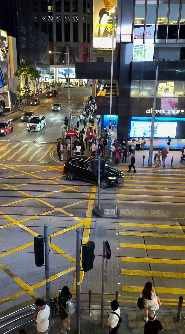 宝马继续后退。