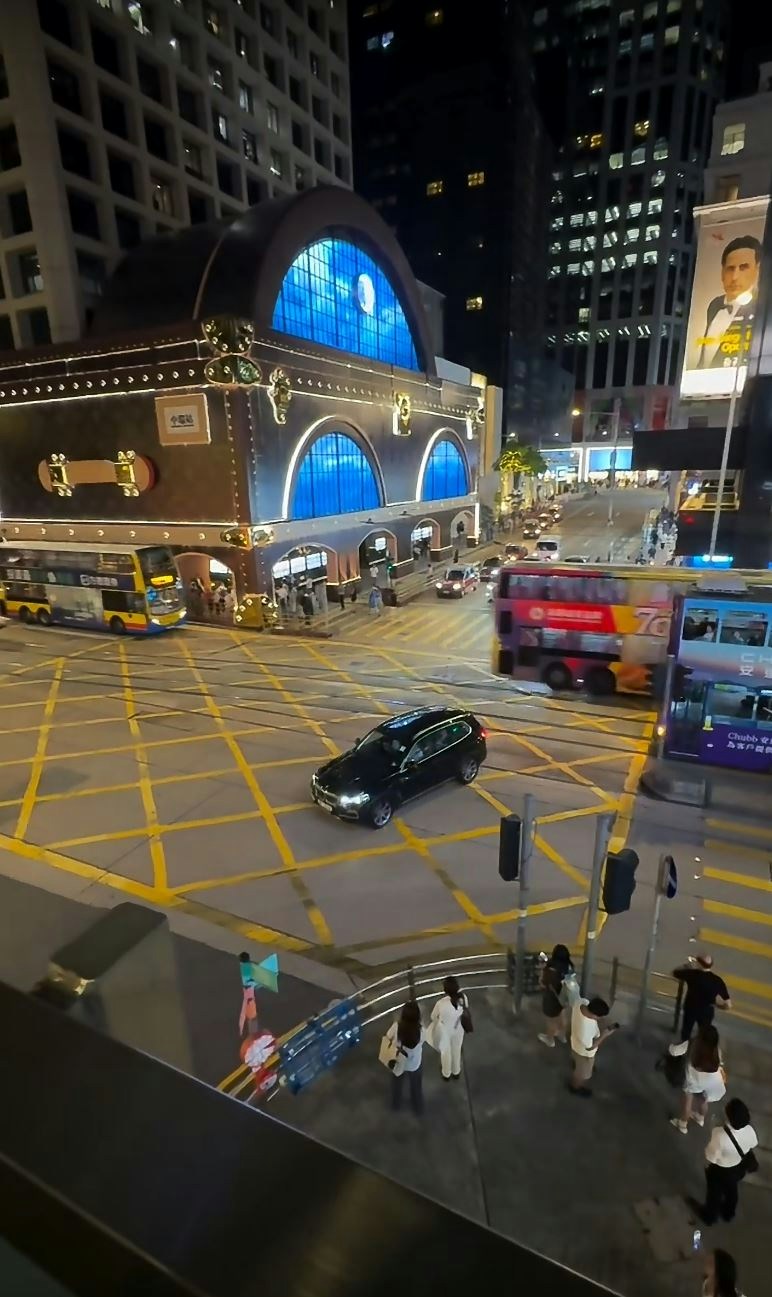 宝马男司机等到四周无车,才返回毕打街继续行驶,其他途人由欣赏LV门店,转为望向宝马。