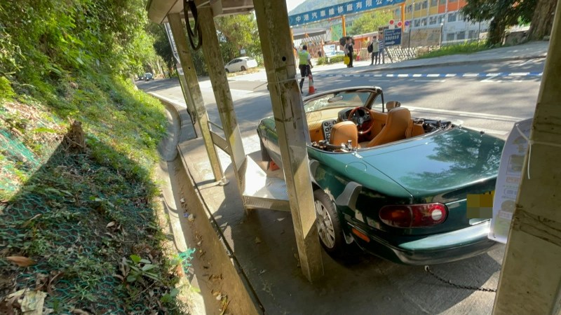 涉事为一辆墨绿色的经典万事得开篷跑车,剷上行人路巴士站,车头挡风玻璃爆裂。