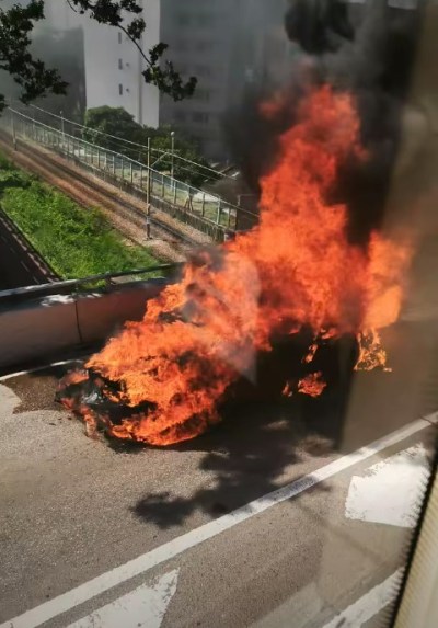 屯门青田路车辆起火浓烟滚滚，近医院路段双向封闭交通受阻-硕谷新闻聚合