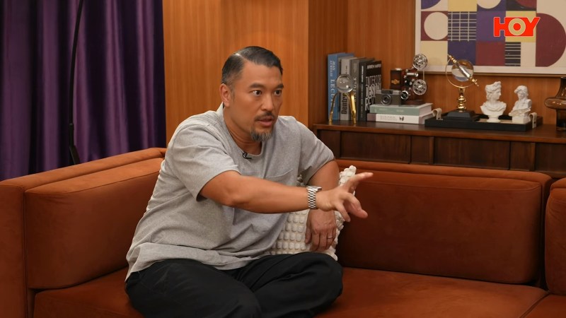 指曾亲眼目睹一女星,与富商在日本领事馆出现疑似同游。(《九运会客室2》节目截图)