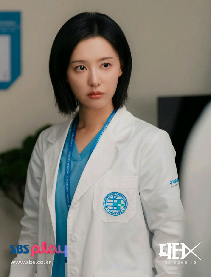 《Doctor X》中由金智媛饰演的天才外科医生在疝气(俗称小肠气)已徒手复位后仍坚持紧急剖腹。(IG@sbsdrama.official)