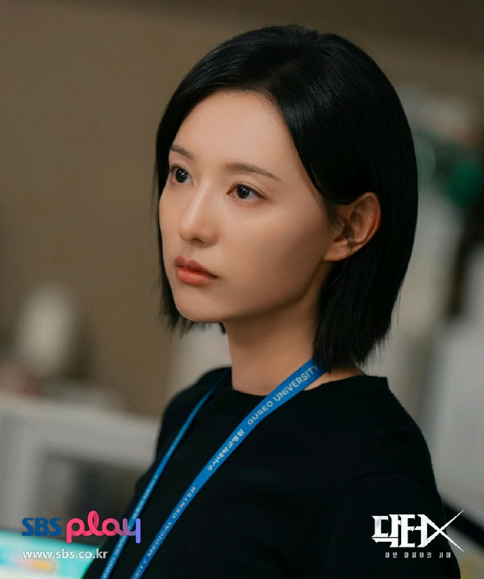 翻拍自经典同名日剧的韩版《Doctor-X》开播后亦在韩国引发医界强烈反弹。(IG@sbsdrama.official)