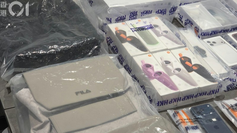 警方检获手机、现金等证物。
