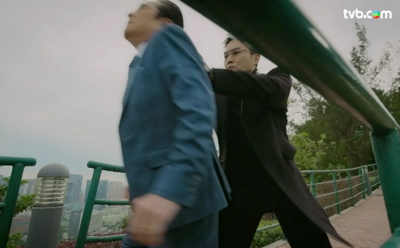 将姜大衞推落楼梯。(《璀璨之城》剧照)
