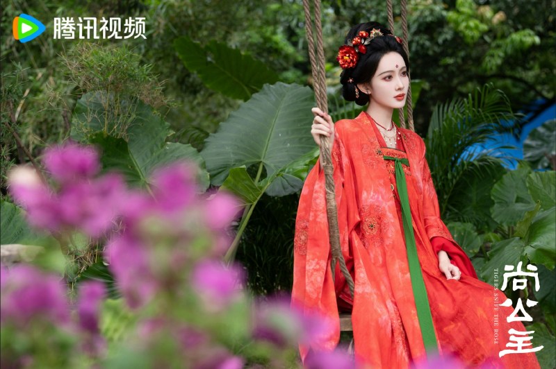 《尚公主》讲述的是落魄却气场全开的嫡公主暮晚摇(孟子义饰),在流亡途中与性格端正隐忍的寒门书生言尚(李昀锐饰)偶然相遇,并强行入住言家借势避难的故事。(微博@尚公主官微)