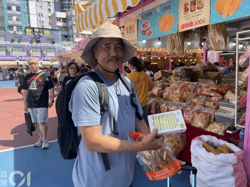 黄先生专程从大埔来到葵芳,预计会在嘉年华花费数千元买零食给小朋友。