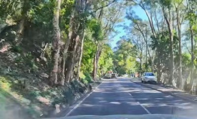 粉锦公路车祸实录：敞篷车失控撞向巴士站，候车乘客惊险瞬间曝光-硕谷新闻聚合