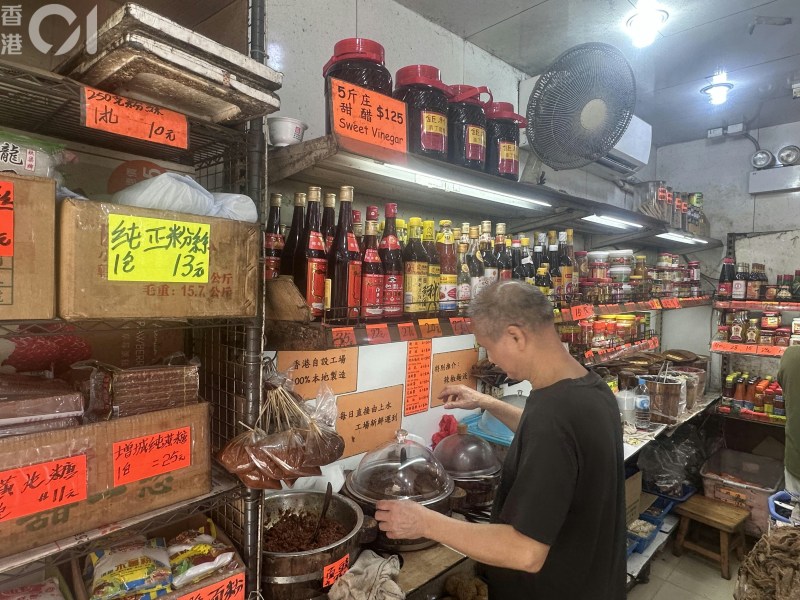 「钜利酱图」售光存货后便会结业,今日(24日)店内货架上仍有不同酱品,暂时未见货架空缺。