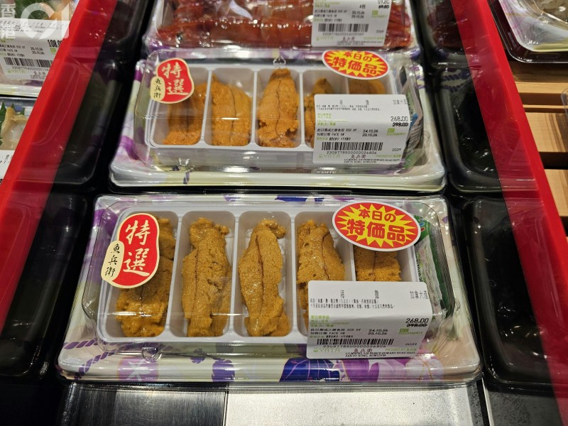 记者其后前往新蒲岗一田超市涉事的寿司及刺身专柜视察,从现场环境可见,涉事专柜的刺身及寿司冷柜擺放如常,亦有市民选购。
