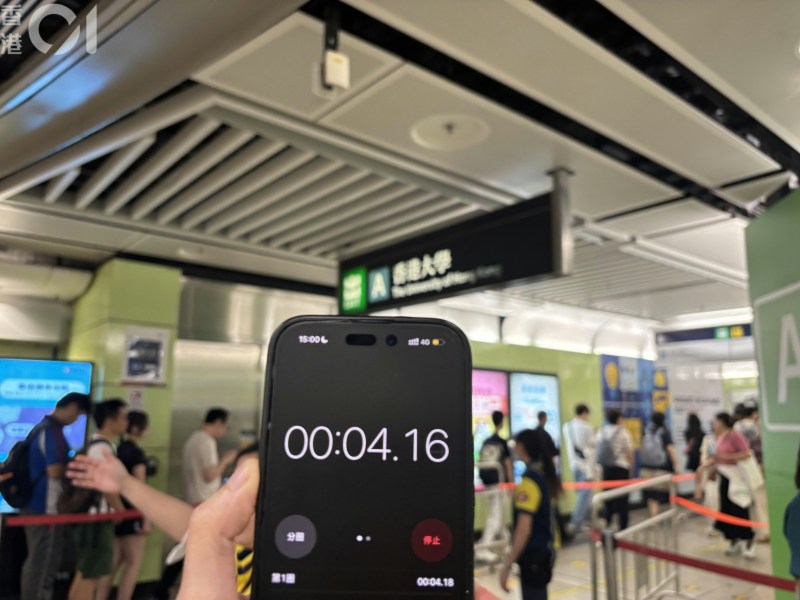 记者下午3时实测,从港铁香港大学站大堂到A2出口需时约12分钟。