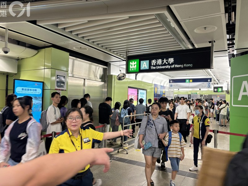 有港铁职员持咪分别用广东话、英文及普通话提示乘客。