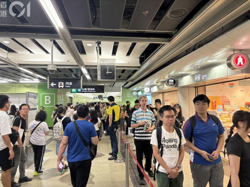 今天(24日)是香港大学本科入学资讯日,地铁站出口挤满前往港大的家长及学生。