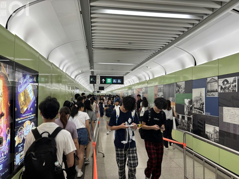 今天(24日)是香港大学本科入学资讯日,地铁站出口挤满前往港大的家长及学生。