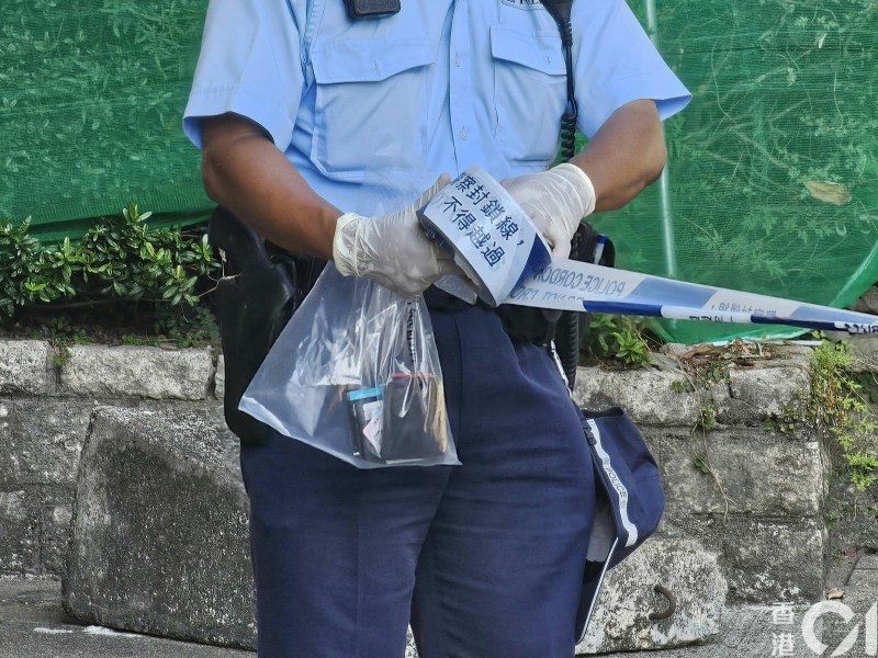 警员调查事件,检获事主的银包及证件。