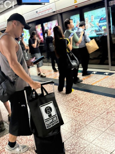 翟威廉離巢後親拉手推車送貨，麒麟臂撐爆背心網民激讚-硕谷新闻聚合