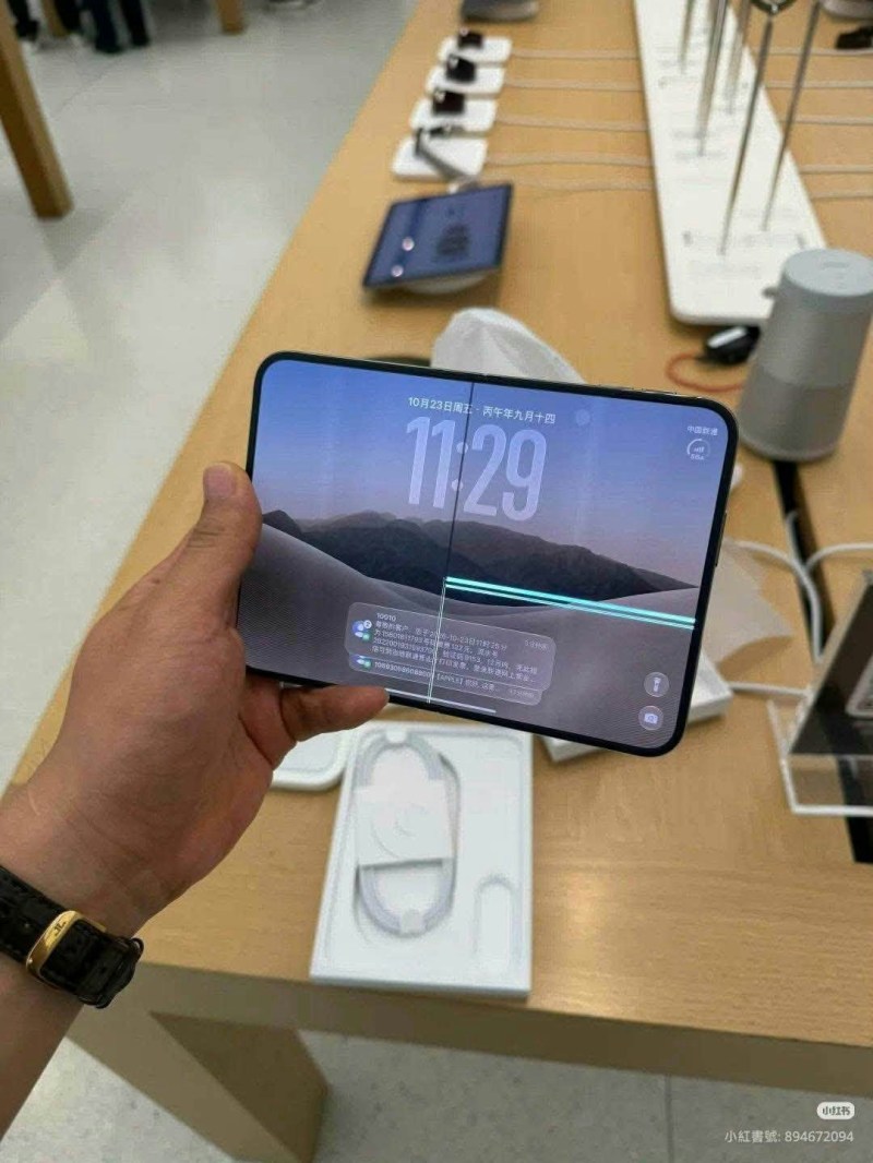 Apple 首款折叠智能手机 iPhone Duo 周五(23日)开售,全球多地传出有产品屏幕损坏,包括接缝处出现黑线等。(小红书相片)