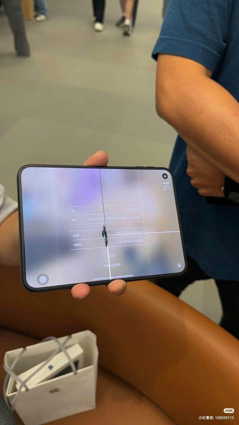 Apple 首款折叠智能手机 iPhone Duo 周五(23日)开售,全球多地传出有产品屏幕损坏,包括接缝处出现黑线等。(小红书相片)