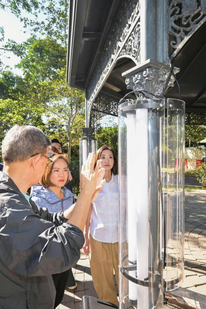 旅游事务专员、旅发局代表,分别与立法会议员实地视察光影汇项目工程。(文体旅局FB)