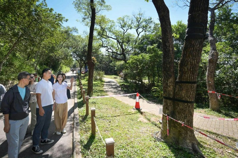 旅游事务专员、旅发局代表,分别与立法会议员实地视察光影汇项目工程。(文体旅局FB)