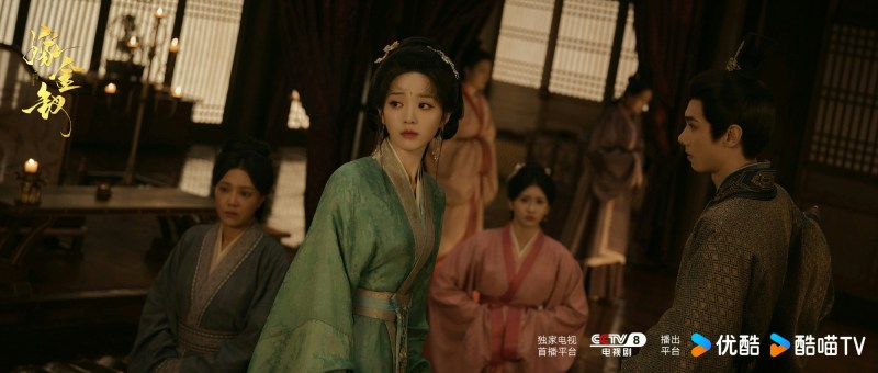 《嫁金钗》中田曦薇一人分饰两角,其饰演心狠手辣的假千金「君黛」,在机关算尽的下毒陷阱中自食恶果,最终死在真千金怀里。(微博@嫁金钗官微)
